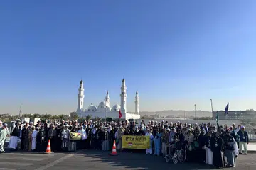 Jemaah TM Fouzy Travel ketika menziarahi dan bergambar beramai-ramai di Masjid Quba, Madinah, pada 2024.  
