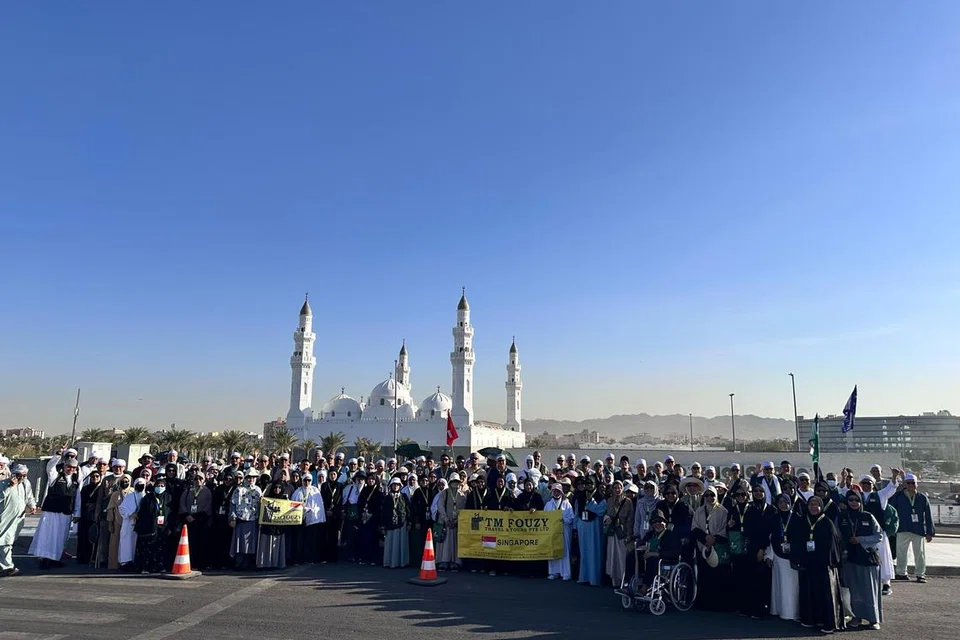 Jemaah TM Fouzy Travel ketika menziarahi dan bergambar beramai-ramai di Masjid Quba, Madinah, pada 2024.  