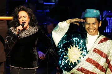 TERINGAT JERIH PAYAH: Liza Aziz (kiri) mengenang kesungguhan dirinya dan arwah ibunya, Normadiah, menjahit dan menyiapkan baju bendera bagi Allahyarham Datuk Sudirman Haji Arshad.