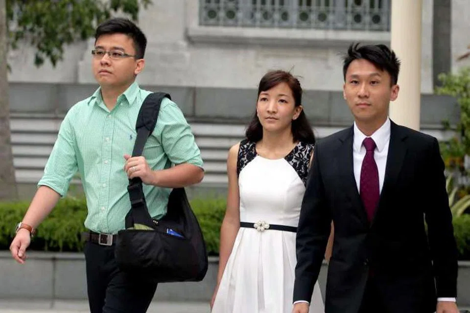 KES MULA DIBICARA: (Dari kiri) Yang Kaiheng, Ai Takagi dan peguam mereka, Encik Choo Zheng Xi, tiba di Mahkamah Negara semalam bagi perbicaraan kes mereka. 