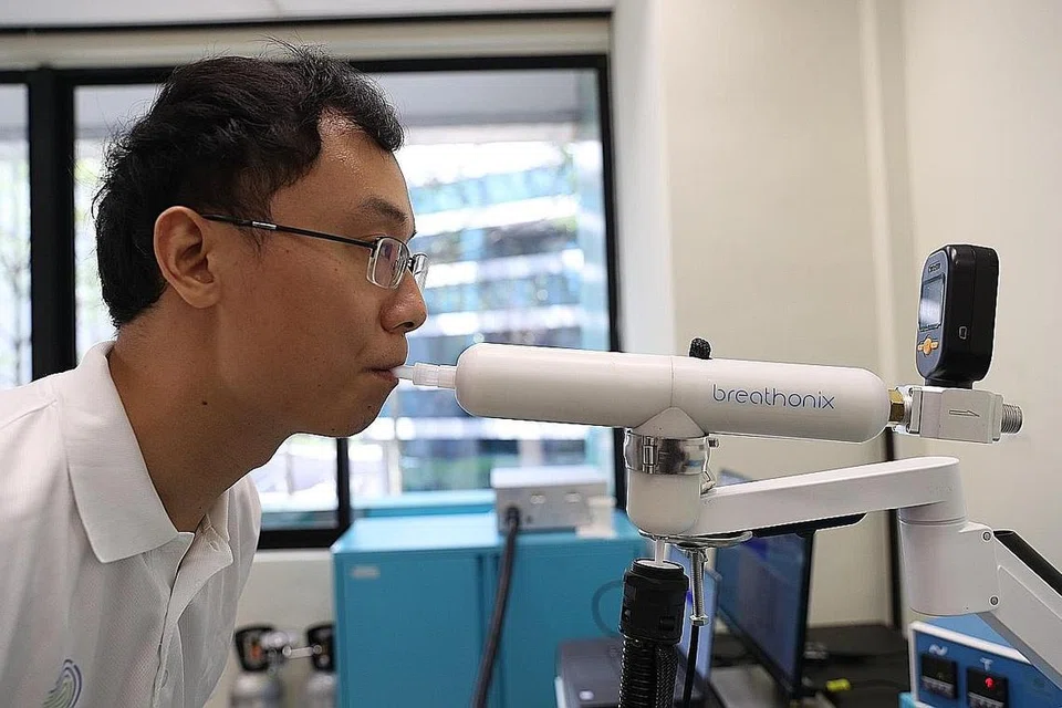 LEBIH MUDAH DAN LEBIH CEPAT: Menggunakan alat ujian pernafasan yang dihasilkan oleh Breathonix boleh menentukan adakah seseorang itu mempunyai Covid-19 dalam masa kurang seminit. - Foto BH oleh TIMOTHY DAVID