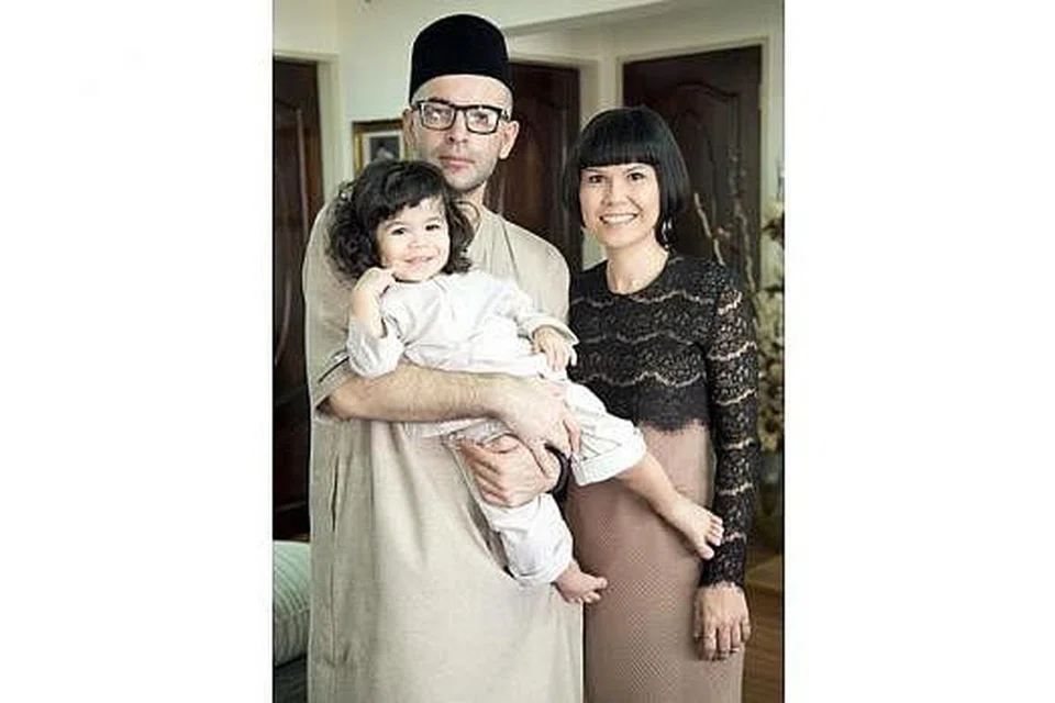 KELUARGA BAHAGIA: Nina Halim (kanan) telah mendirikan rumah tangga dengan Laurent Thevenet (kiri) sejak lima tahun lalu. Mereka mempunyai seorang anak lelaki, Gael Matin Thevenet (didukung ayahnya). - Foto ihsan NINA HALIM