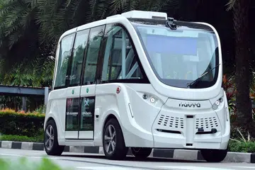 UJIAN: ST Engineering dengan kerjasama Kementerian Pengangkutan (MOT) dan Sentosa Development Corporation sedang menguji kenderaan autonomi di Sentosa. Penumpang kelak boleh menempah kenderaan sedemikian untuk bersiar-siar di Sentosa. - Foto MOT