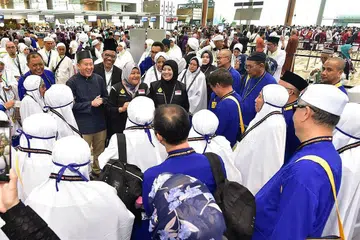 LEBIH BANYAK SOKONGAN: Jemaah haji tahun ini boleh menjangkakan sokongan dan bantuan perubatan serta kebajikan lebih meluas. Encik Amrin Amin dan Dr Albakri Ahmad (bersongkok) sedang berinteraksi dengan jemaah daripada Noor Mohamad Services and Travel Pte Ltd yang juga sedang mendengar taklimat daripada pengarah agensi itu, Cik Juyda Noor Mohamad (berjaket hitam, tudung kelabu). - Foto MUIS