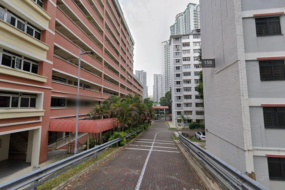 Cik Ilyia dan Encik Zafri mengagihkan barang keperluan tersebut kepada penduduk flat sewa dua bilik di Blok 155 dan 156 Mei Ling Street yang terletak di Queenstown.