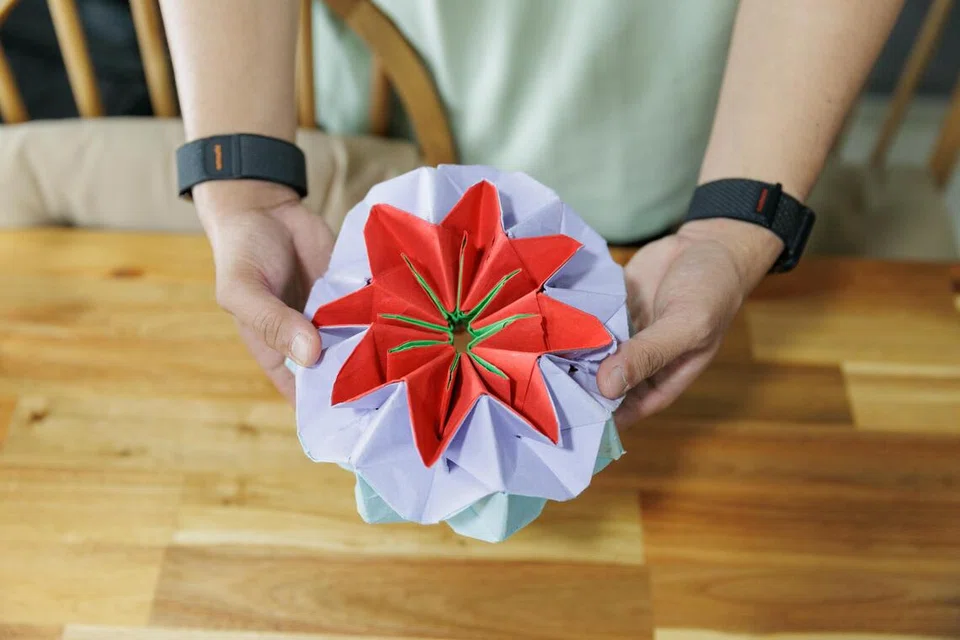 Naufal Mohammad Farhan belajar melipat origami melalui video panduan di YouTube.