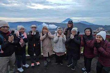 Kumpulan yang ke gunung Bromo antaranya terdiri daripada (dari kanan) Cik Norlizah Ibrahim, Cik Jawahil Sha’ari, Cik Noriah Salikin, Encik Anwar Haji Mawardee, Cik Nooraini Mohd Som, Cik Mariam Basir, Cik Nurfatin Mahmood, Cik Nur Afiqah Saleh, dan Encik Hilmi Anwar.