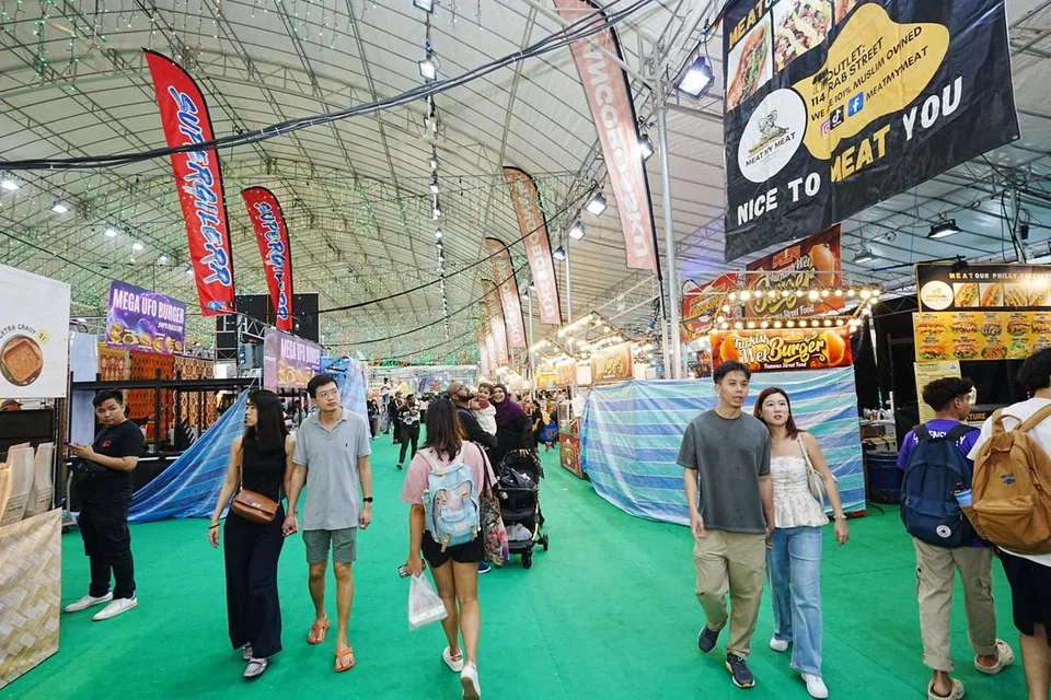 Sekitar 200 pengunjung dilihat mengunjungi gerai makanan di Bazar Raya Geylang Serai 2025, yang berlangsung selama 33 hari, dari 26 Februari hingga 30 Mac.
