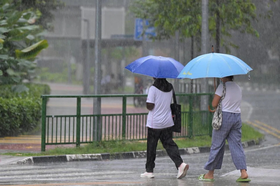 Hujan lebat pada 4 Mei mencetuskan amaran banjir bagi sebahagian besar Singapura pada sebelah pagi.