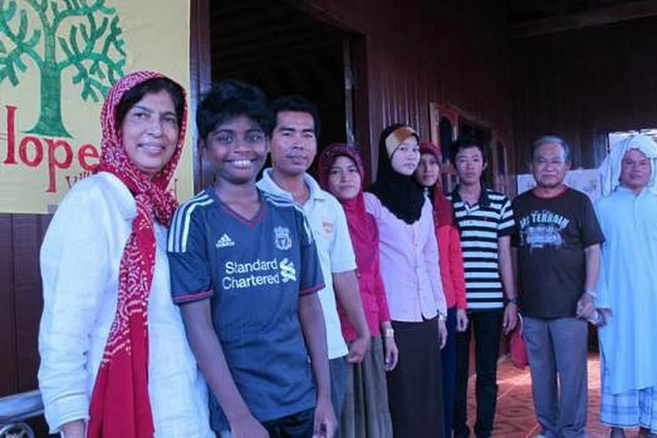 GIAT PROGRAM PENDIDIKAN: Cik Arfat (kiri) bersama para penduduk daerah Phum Trea di salah sebuah pusat pendidikan yang diusahakan oleh Hope Villages di Kemboja. - Foto HOPE VILLAGES