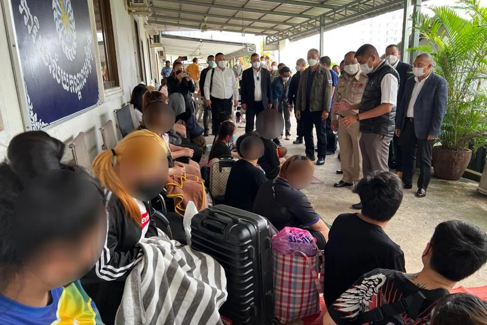 DISELAMATKAN: Pasukan polis Thailand berdiri di depan beberapa warga Thailand yang didakwa dijadikan ‘hamba pekerja’ oleh kumpulan penipuan yang berpangkalan di Kemboja. Gambar ini diambil di Kemboja. 