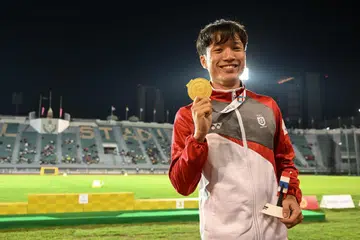 Pelari Singapura, Calvin Quek, mencatat sejarah dengan memenangi pingat emas pertama Singapura di perlumbaan 400 meter lompat pagar sejak Sukan SEA 1965.