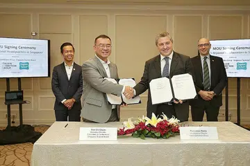 TINGKAT DAYA TARIKAN SINGAPURA:(Barisan depan dari kiri) Encik Poh Chi Chuan, Pengarah Eksekutif Pameran dan Persidangan STB bersama Pengarah Antarabangsa kumpulan Italian Exhibition Group (IEG) semasa upacara meterai Memorandum Persefahaman antara STB dengan IEG di Hotel Fullerton Singapura disaksikan (barisan belakang dari kiri) Ketua Eksekutif STB Encik Keith Tan; dan Duta Italy ke Singapura, Encik Mario Andrea Vattani. - Foto-foto BH oleh GIN TAY