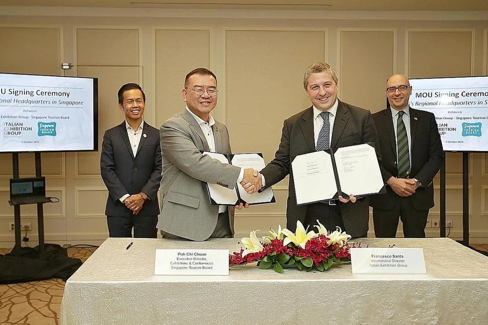 TINGKAT DAYA TARIKAN SINGAPURA:(Barisan depan dari kiri) Encik Poh Chi Chuan, Pengarah Eksekutif Pameran dan Persidangan STB bersama Pengarah Antarabangsa kumpulan Italian Exhibition Group (IEG) semasa upacara meterai Memorandum Persefahaman antara STB dengan IEG di Hotel Fullerton Singapura disaksikan (barisan belakang dari kiri) Ketua Eksekutif STB Encik Keith Tan; dan Duta Italy ke Singapura, Encik Mario Andrea Vattani. - Foto-foto BH oleh GIN TAY