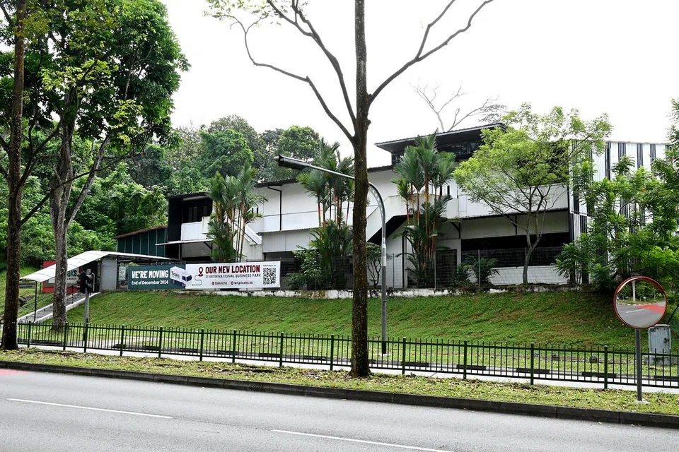 Tapak lama bangunan pusat 7oaks Bukit Batok dikelilingi alam semula jadi. 