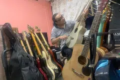 PEMBERIAN SENIMAN: Gitaris Lovehunters, Moliano Rasmadi, menghadiahkan 24 gitar kepada mereka yang memerlukan. - Foto ihsan MOLIANO RASMADI