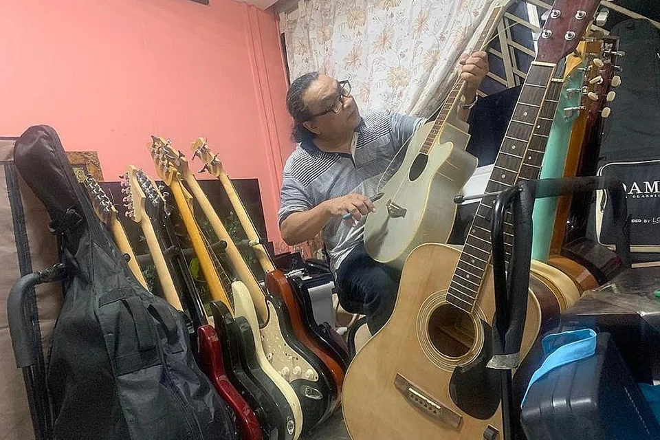 PEMBERIAN SENIMAN: Gitaris Lovehunters, Moliano Rasmadi, menghadiahkan 24 gitar kepada mereka yang memerlukan. - Foto ihsan MOLIANO RASMADI