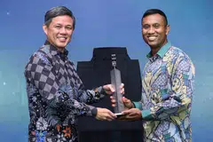 Menteri Penyelaras bagi Perkhidmatan Awam merangkap Menteri Pertahanan, Encik Chan Chun Sing (kiri), bangga dengan pencapaian dan sumbangan kemasyarakatan penerima Anugerah Jauhari, Brigedier-Jeneral Fairoz Hassan.