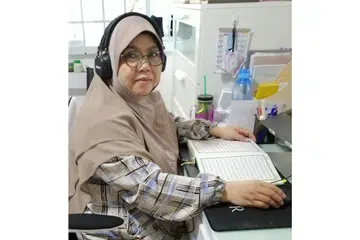 GIGIH MENGAJAR: Dua lulusan dari Persatuan Guru-Guru Al-Quran (Pergeraq) yang sudah pun meraih sijil Skim Pengiktirafan Asatizah (ARS) dan mengajar Al-Quran kepada masyarakat Islam di sini. Mereka ialah Ustazah Sabariah Samsudin (atas) dan Ustaz Zubaidi Ramli. - Foto-foto PERGERAQ