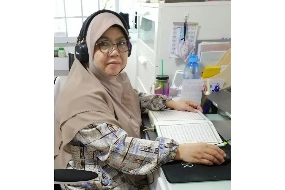 GIGIH MENGAJAR: Dua lulusan dari Persatuan Guru-Guru Al-Quran (Pergeraq) yang sudah pun meraih sijil Skim Pengiktirafan Asatizah (ARS) dan mengajar Al-Quran kepada masyarakat Islam di sini. Mereka ialah Ustazah Sabariah Samsudin (atas) dan Ustaz Zubaidi Ramli. - Foto-foto PERGERAQ