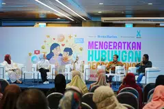 (Dari kiri) Moderator perbincangan, Cik Natasha Mustafa; Pegawai Kes Kanan di unit penjagaan selepas (penyepaduan semula) AMP, Cik Shafiqah Ashur; Ketua Pegawai Eksekutif (CEO) dan Pengasas Hayaa’ Network, Ustazah Liyana Musfirah; Pengerusi Eksekutif dan perunding utama SuChi Success Initiatives Pte Ltd dan Ketua bagi Jawatankuasa Kecil Bapa Teladan di Nakhoda, Encik Mohamed Khair Mohamed Noor; serta Penolong Ketua Penyelaras IM Volunteers Network SG, Encik Danial Iskandar.