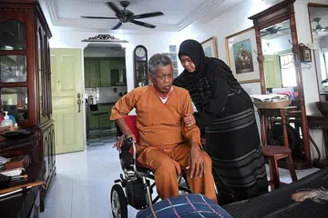 TERUS BERIKHTIAR: Encik Sulaiman mahu menjalani pembedah pemindahan hati agar dapat terus bersama-sama dengan cucu dan anaknya. Beliau dijaga sepenuh masa oleh isterinya Cik Radiah. - Foto BM oleh KUA CHEE SIONG