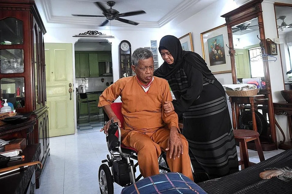TERUS BERIKHTIAR: Encik Sulaiman mahu menjalani pembedah pemindahan hati agar dapat terus bersama-sama dengan cucu dan anaknya. Beliau dijaga sepenuh masa oleh isterinya Cik Radiah. - Foto BM oleh KUA CHEE SIONG