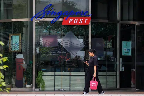 Persatuan Pelabur Sekuriti Singapura (Sias) berkata pemecatan mengejut tiga eksekutif kanan SingPost serta penafian tegas mereka terhadap tuduhan yang dikenakan, telah menimbulkan pelbagai persoalan.