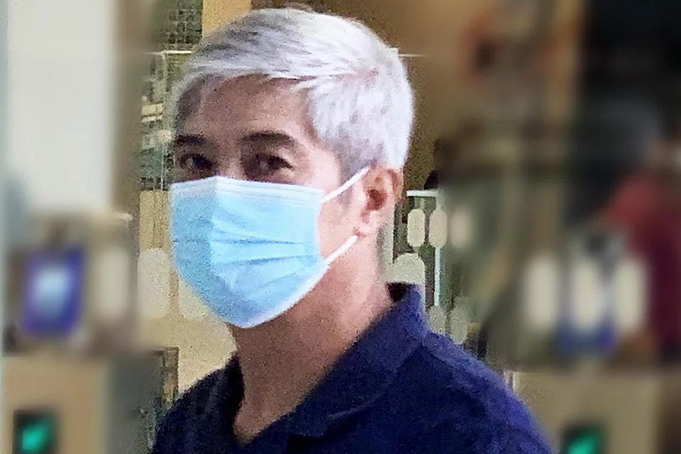 TERTUDUH: Chua Teow Hym mengaku salah atas tuduhan menerima rasuah daripada dua pembekal makanan laut rangkaian pasaraya FairPrice, demi kepentingan perniagaan mereka. - Foto ST