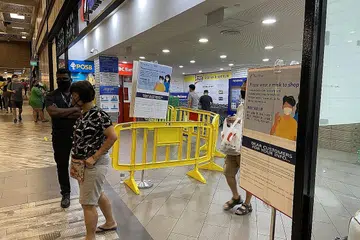 BANTU BELI: Warga emas kini boleh beri kad Generasi Perintis mereka kepada ahli keluarga untuk membelikan barang bagi pihak mereka. - Foto BH oleh AW CHENG WEI