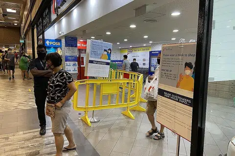 BANTU BELI: Warga emas kini boleh beri kad Generasi Perintis mereka kepada ahli keluarga untuk membelikan barang bagi pihak mereka. - Foto BH oleh AW CHENG WEI