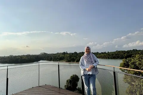 Penulis, Cik Nur Humaira Sajat, menikmati pemandangan luas takungan air Upper Seletar di tingkat lima Mandai Rainforest Resort. 