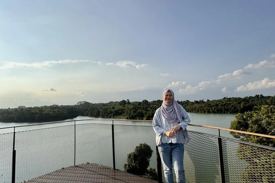 Penulis, Cik Nur Humaira Sajat, menikmati pemandangan luas takungan air Upper Seletar di tingkat lima Mandai Rainforest Resort. 
