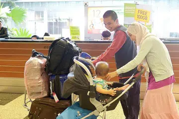 BERSYUKUR MISI TERCAPAI: Dr Asrie Arsad bersama isteri dan anaknya bersyukur dapat mengambil bahagian dalam misi pertamanya menjadi antara pegawai perubatan membantu jemaah haji tahun ini. - Foto TUKIMAN WARJI