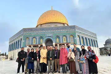 Cik Hazlina (barisan depan, lima dari kanan) bergambar bersama jemaah umrah dari Singapura di perkarangan Kubah al-Sakhrah (Dome of the Rock) semasa lawatan kerja ke Baitulmakdis. Turut berada dalam gambar ialah  (barisan depan, empat dari kiri) Wakil Singapura ke Penguasa Palestin, Encik Hawazi Daipi.