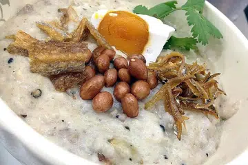 SEDAP DAN ENAK: (Gambar atas) Bubur Lemak Daging Halba. Walaupun bubur hidangan yang mudah, ia tetap istimewa dan Cef Siti Mastura berkongsi tip membuat bubur. - Foto-foto ihsan SITI MASTURA ALWI