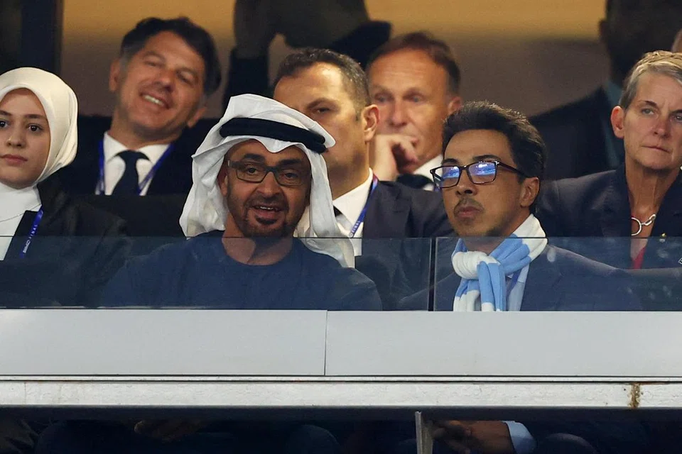 PEMILIK CITY: Sheikh Mansour (kanan) bersama Presiden UAE, Sheikh Mohammed bin Zayed Al Nahyan, yang juga abangnya, menonton Manchester City mengalahkan Inter Milan bagi menjuarai Liga Juara-Juara. 
