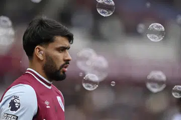 Pemain West Ham United, Lucas Paqueta, sebelum beliau dilayangkan kad kuning oleh pengadil pada separuh masa kedua kerana melakukan kekasaran terhadap seorang pemain Spurs.