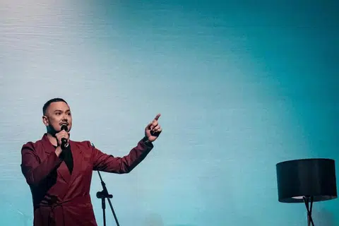 Saksikan penyanyi, Imran Ajmain, membuat persembahan di Wisma Geylang Serai.