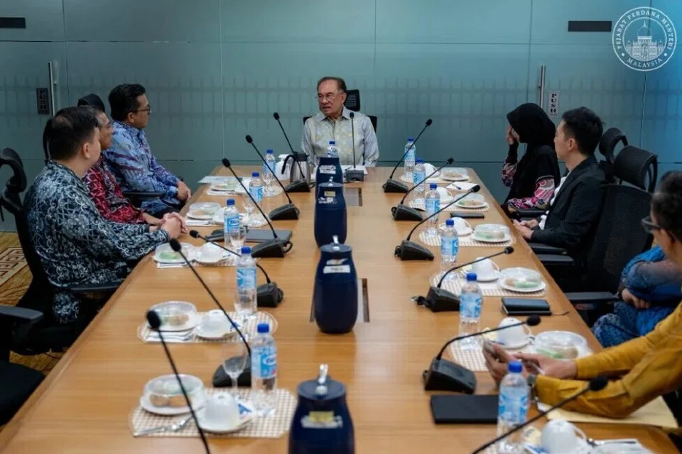 Perdana Menteri Malaysia , Datuk Seri Anwar Ibrahim (tengah) mengadakan pertemuan bersama anggota Kabinet baru yang dilantik.    