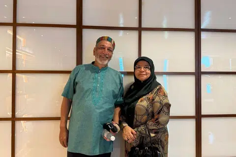 Encik Iskandar Shah Shaik Mohamed, 66 tahun (kiri), dan isterinya, Cik Halifah Rogaiyah Abdul Majid, 65 tahun (kanan) melahirkan keyakinan penuh terhadap keselamatan mereka, hasil persiapan dan jaminan yang diberikan oleh Muis serta rakan-rakan kerjasamanya menjelang keberangkatan mereka ke tanah suci bagi menunaikan ibadah haji.