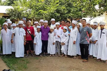 BERSAMA PELAJAR PESANTREN: Ustaz Azmi Abdul Samad (tengah) bersama pelajar pesantren dan Tahfiz Al-Quran di Wilayah Tbong Thmum, Kemboja, pada tahun sebelum Covid-19 melanda. - Foto HALALHUB CONSULTANTS