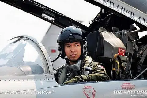 NASIHAT KAPTEN: Kapten Muhammad Iskandar nasihatkan juruterbang yang masih baru dengan XCT supaya menganggapnya sebagai laluan pembelajaran. - Foto RSAF FACEBOOK