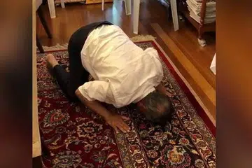 Tan Seri Muhyiddin, 72 tahun, dilihat menzahirkan rasa syukur di kediamannya selepas pelantikan tersebut.