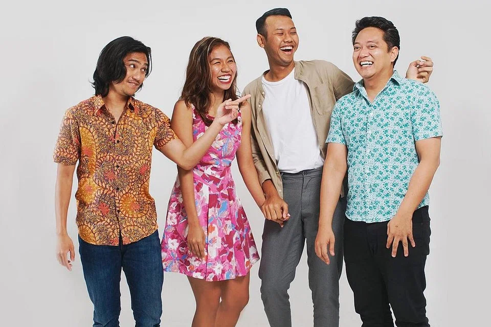 MAJUKAN TARIAN MELAYU: (Dari kiri) Encik Norhaizad Adam, Cik Hasyimah Harith, Encik Badarudin Hassan dan Encik Norisham Osman merupakan jurutari muda yang bakal berkongsi pengamatan tentang dunia tari Melayu menerusi intepretasi semula kesenian itu dalam persembahan taridra 'Joget'. -- Foto ESPLANADE - TEATER DI PERSISIRAN