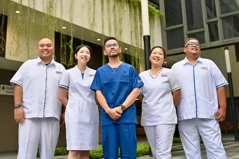 Pasukan Hospital Besar Sengkang (SKH) yang menyertai misi perubatan di Aceh, Indonesia, dari 6 hingga 10 April, terdiri (dari kiri) Encik Hafez Tahir, Cik Megan Tay Yi Ru, Dr Mohamad Fahamy Koenitz Iskandar, Cik Siti Nasriah Yusri, dan Encik Ahmad Khairil Mohamed Jamil. Turut menyertai misi itu ialah Cik Shamala Sivamoorthy Gopalakrishnan (tiada dalam gambar).