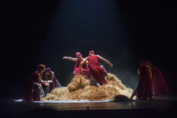 Penonton di Singapura berpeluang menyaksikan pementasan tarian, ‘Jarum dalam Jerami’, pada 2 dan 3 Mei sempena ‘Pesta Raya 2025’, karya koreografer kontemporari Indonesia, Hartati.
