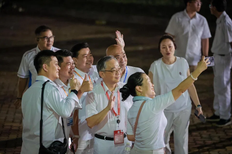 Timbalan Perdana Menteri, Encik Gan Kim Yong (tengah), yang bertanding dalam kawasan undi baru di GRC Punggol bergambar dengan para penyokong di Stadium Bedok.