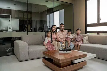 SELEPAS PENANTIAN LAMA: Cik Nur Diyanah dan suami Encik Muhammad Soffian Bin Zainal Abidin bersama tiga orang anak mereka menetap bersama ibu bapa Encik Soffian sebelum mendapat kunci BTO mereka yang terletak di Bukit Panjang. - Foto BM oleh NUR DIYANA TAHA