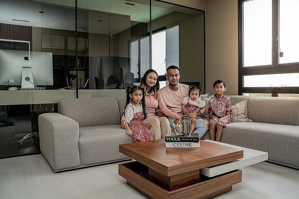SELEPAS PENANTIAN LAMA: Cik Nur Diyanah dan suami Encik Muhammad Soffian Bin Zainal Abidin bersama tiga orang anak mereka menetap bersama ibu bapa Encik Soffian sebelum mendapat kunci BTO mereka yang terletak di Bukit Panjang. - Foto BM oleh NUR DIYANA TAHA